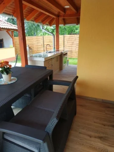 Rattan kerti bútorok és nyári konyha a teraszon