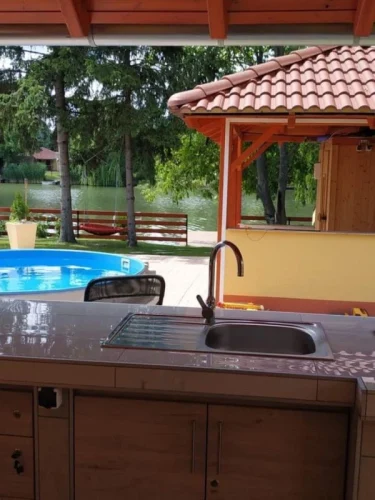 A nyári konyhából. teraszról festői kilátás nyílik a vízpartra