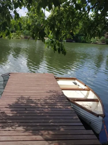 Közvetlen vízpart stéggel, csónakkal