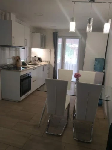 Felszerelt konyha és étkező