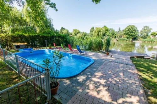 Vízpart és gyermekkerítés