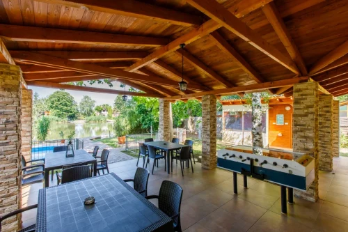 A szauna, jacuzzi a terasz jobb oldaláról közelíthető meg