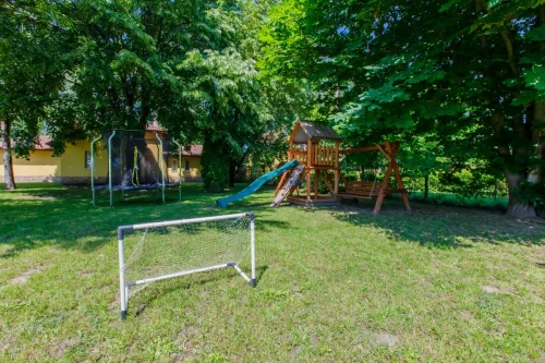Nyaraló az utca felől: trambulin, játszótér