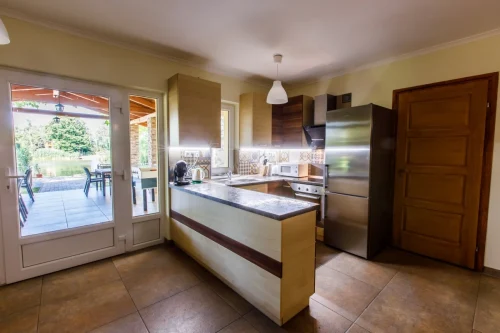 A nyaraló földszintje: amerikai stílusú, felszerelt konyha