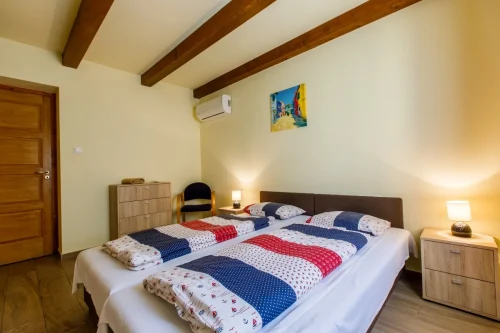 A hálószobák egyike - mindegyikhez külön fürdőszoba tartozik