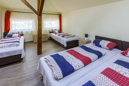 Emeleti négyágyas hálószoba