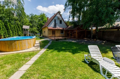 A kert medencével, napozóágyakkal felszerelt