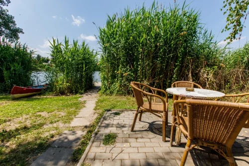 Kerti bútorok a vízpartnál