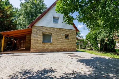 Nyaraló az utca felől