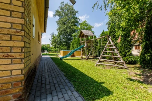 A kertben játszótér várja a kisebbeket