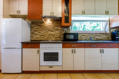 Ízlésesen berendezett, teljesen felszerelt konyha