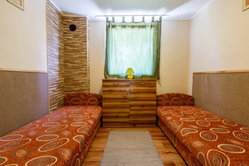 Földszinti kétágyas hálószoba