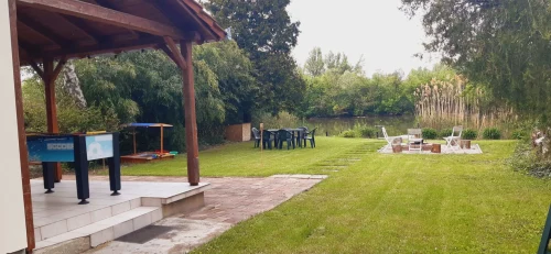 Kert a vízpart felől