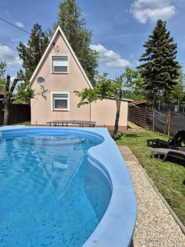 Nagy kert medencével, napozóággyal és pingpongasztallal