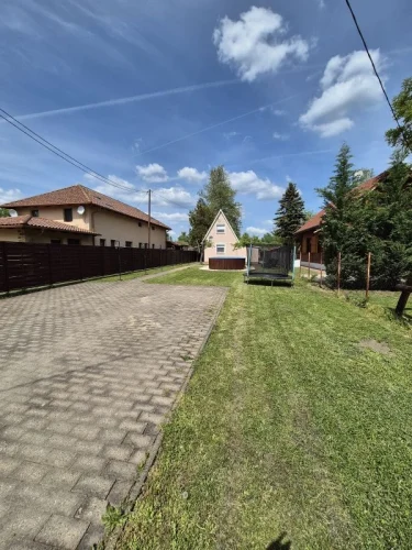 Nagy méretű parkoló az udvarban