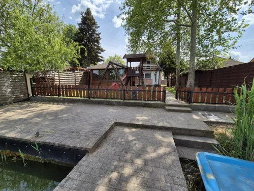 Kert a vízpart felől