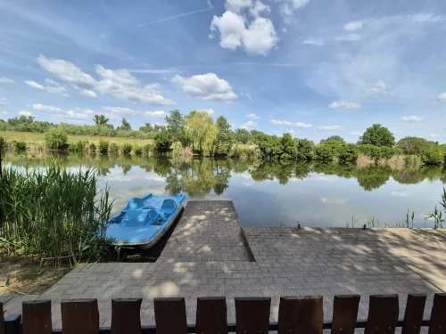 Kiépített vízpart csónakkal