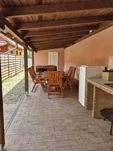 Fedett terasz csocsóasztallal és étkezővel