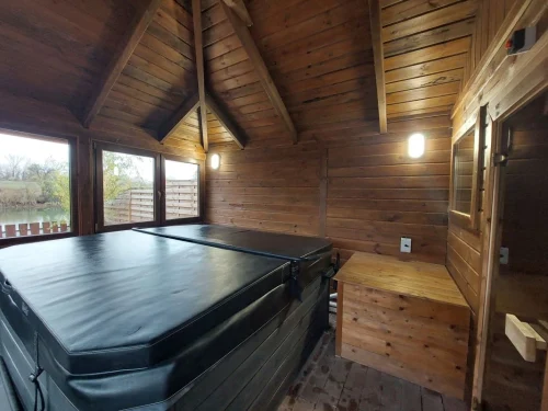 Fedett területen jacuzzi és finn szauna