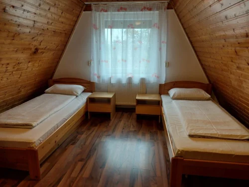 Az emeleti hálószobák egyike