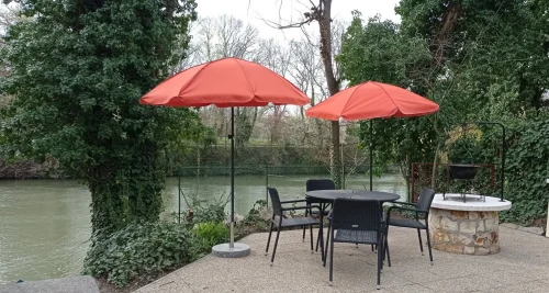 Kerti bútorok közvetlenül a vízpart mellett