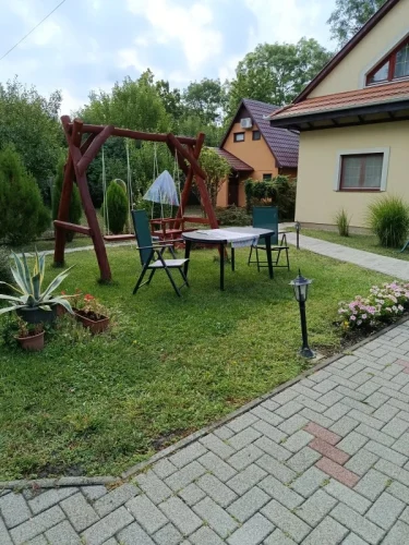 Hinta, homokozó a kertben