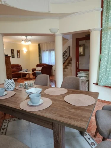 Étkezőből nyíló, elegánsan bútorozott nappali TV-vel