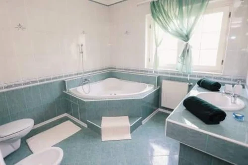 Földszinti pezsgőfürdős fürdőszoba