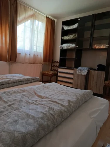 Emeleti kétágyas szoba