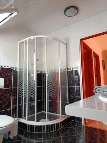 Emeleti tusolós fürdőszoba