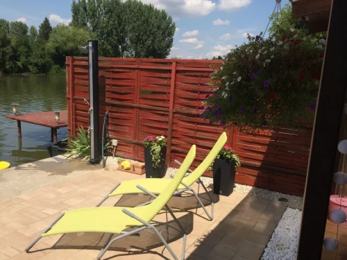 Vízpart, napágyak, szolár tusoló