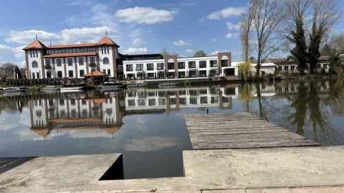 Vízpart: kilátás Békésszentandrás ikonikus épületére, a Bordűr Hotelre