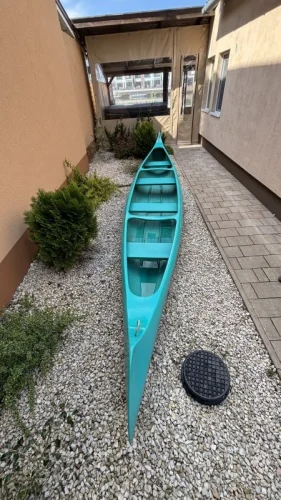 A nyaralóhoz tartozó kenuval bebarangolható a holtág