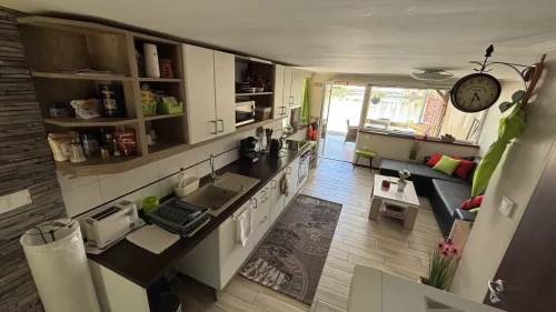 Földszint: amerikai konyhás nappali sarokkanapéval