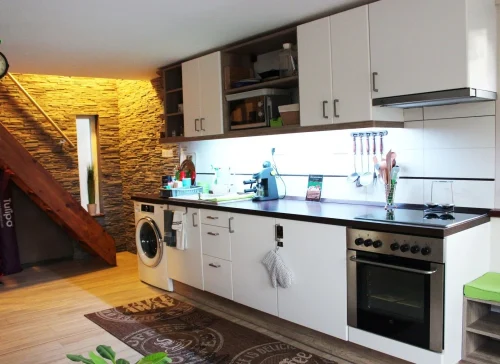 Konyha és lépcsőfeljáró