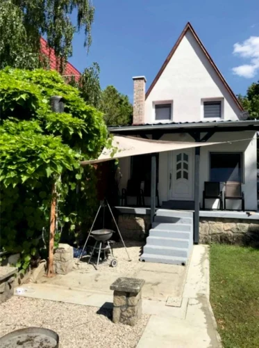 Nyaraló árnyékos terasszal és sütögetővel