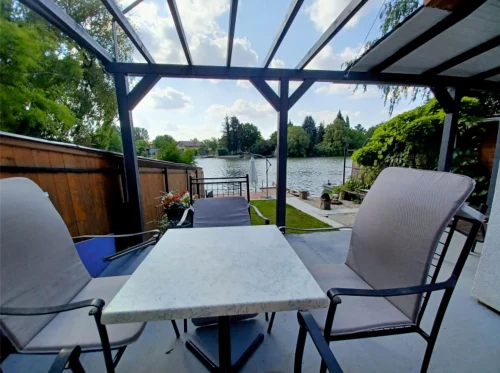 Kilátás a teraszról a Holt-Körösre