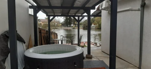 A kétszemélyes mobil jacuzziból élvezhető a Holt-Körösre nyíló kilátás