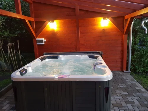 6 személyes jacuzzi a fedett teraszon