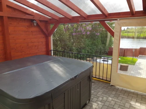 Kilátás a vízpartra, kertre