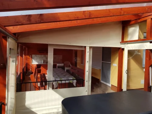 Fedett terasz infraszaunával, kerti bútorokkal, nyári konyhával