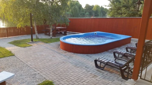 Kerti szaletli és négy oldalról elkerített udvar