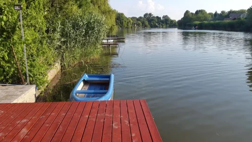 Közvetlen vízpart stéggel, csónakkal