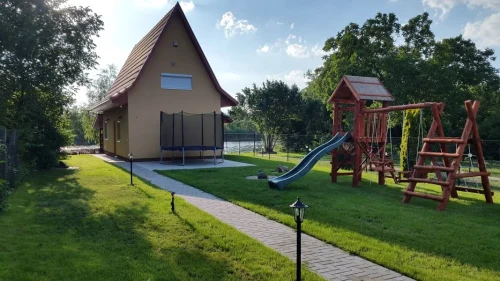 Trambulin és játszótér a kertben