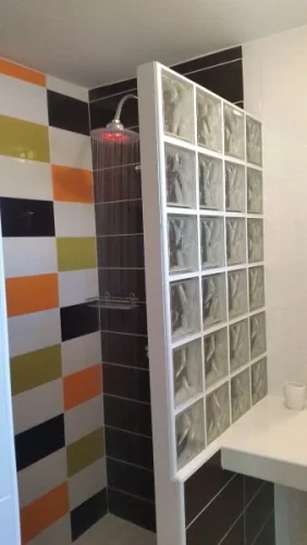 Földszinti tusolós fürdőszoba