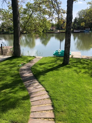 Vízpartra vezető, kiépített út