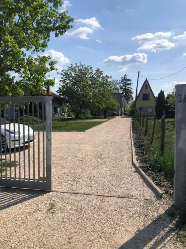 Utcafront felőli udvar, zárt parkolóval