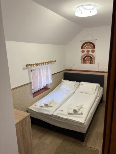 Kisebb franciaágyas szoba