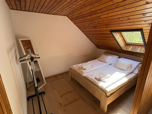 Dupla franciaággyal felszerelt hálószoba az emeleten 1.