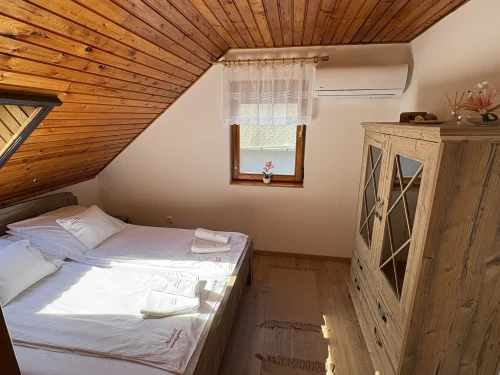 Dupla franciaággyal felszerelt hálószoba az emeleten 2.
